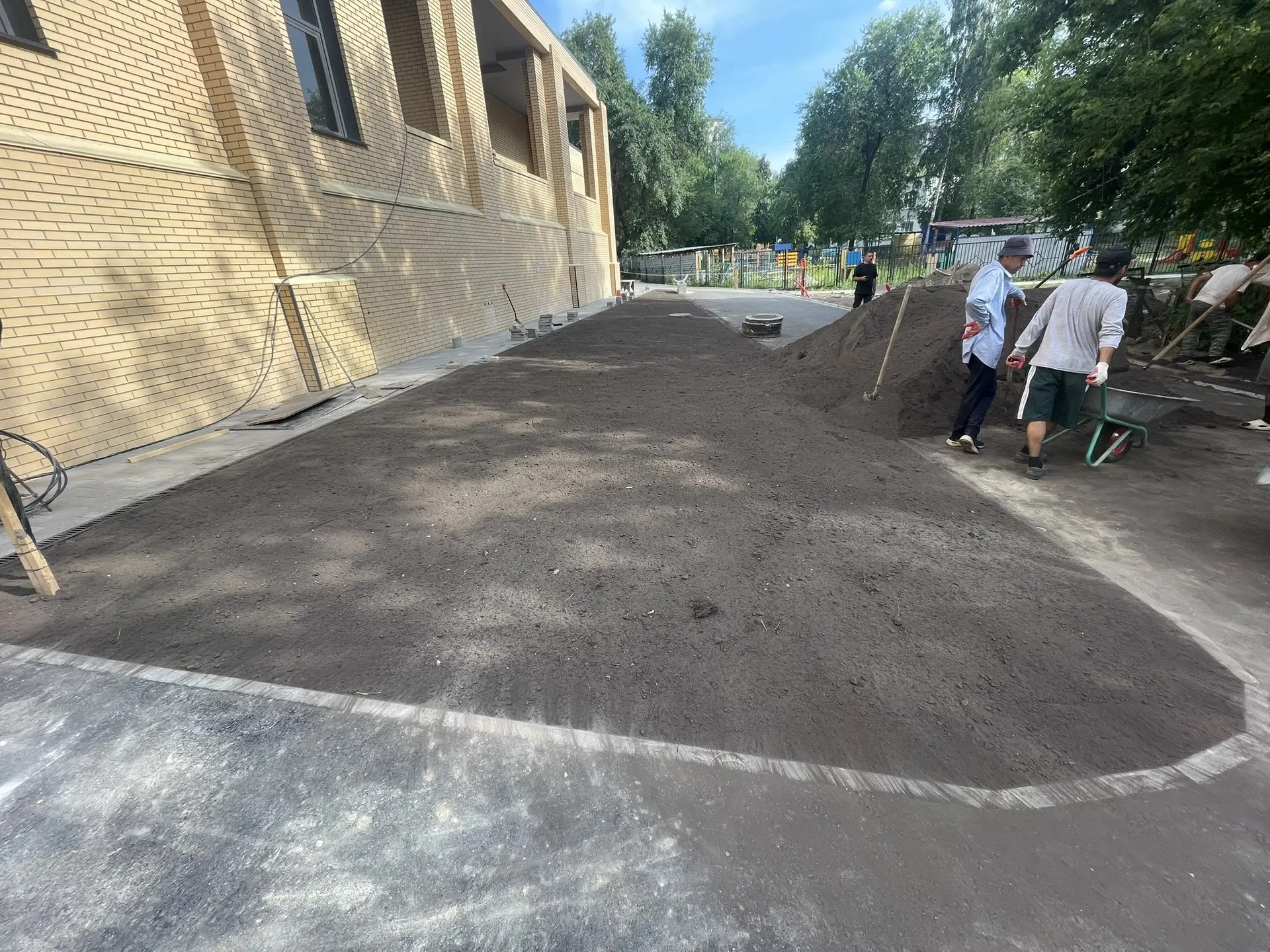Дорожка возле дома